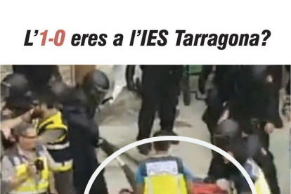 Imatge del moment de l'agressió de la Policia Nacional a una dona a l'IES Tarragona.