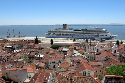 Imatge d'arxiu d'un creuer a la ciutat de Lisboa.