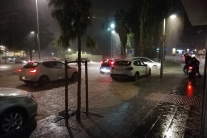 Molts carrers de Tarragona han quedat inundats per les fortes pluges en pocs minuts.