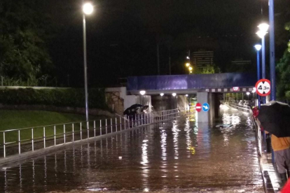 El puente del paseo de la Independencia, completamente inundado.