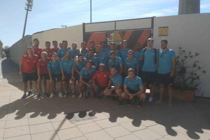 Els jugadors del Vilafranca a la porta de l'Estadi Municipal de Reus