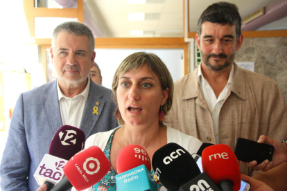 La consellera de Salut, Alba Vergés, atenent els mitjans de comunicació al CAP Torreforta - La Granja de Tarragona.