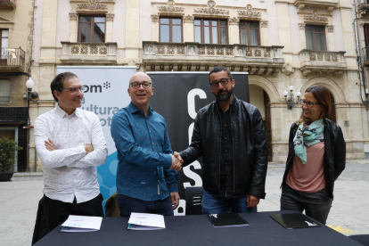 Apretón de manos de manos del director del grupo Som, Oriol Soler, y del nuevo presidente de la CCCC, Roger Gispert, en la plaza del Blat.