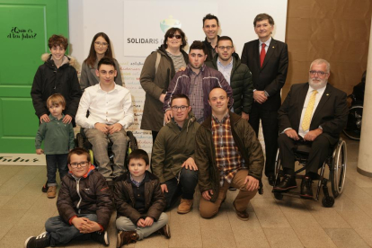 Foto de familia de los premiados a los Premios Solidarios ONCE Catalunya 2018.