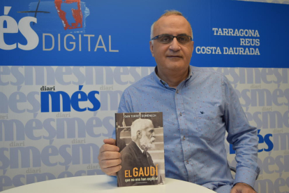 El autor del libro que recoge información de la vida y obra de Gaudí, este lunes en Tarragona.