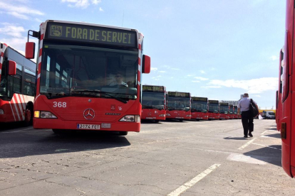 Decenas de autobuses de la EMT, en una imagen de archivo, esperando a transportar a los tarraconenses.