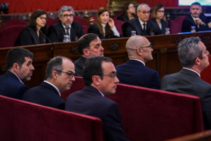 Oriol Junqueras, mirando atrás durante la primera jornada del juicio del 1-O.