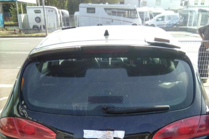 El cotxe amb la matrícula tapada amb cinta aïllant que conduïa l'infractor a qui els Mossos han detingut a la benzinera de Quart.