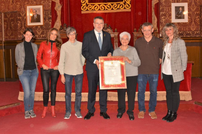 Imatge dels familiars dels guardonats amb l'alcalde Pau Ricomà i la regidora d'Esports