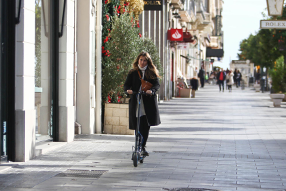 Circular per la vorera en patinet elèctric a una velocitat superior a 6 km/hora serà sancionat.