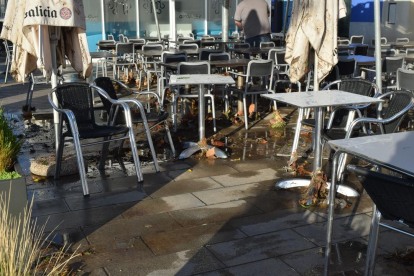 Imagen del estado de aquet mañana de una terraza en el barrio del Serrallo.