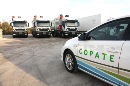 Uno de los nuevos vehículos del COPATE, con tres de los nuevos camiones de recogida de basura al fondo, en la sede de la UTE Baix Ebre en l'Aldea.