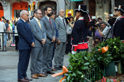 La Mesa del Parlament encapçalada pel president del Parlament, Roger Torrent, fent l'ofrena floral al monument de Rafel Casanova l'11 de setembre del 2018.