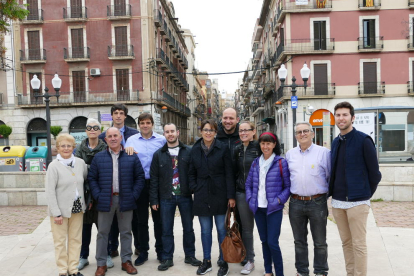 Varios miembros de la candidatura de Junts per Tarragona en la plaza de los Carros.