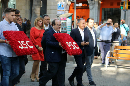 El primer secretari del PSC, Miquel Iceta, fent l'ofrena floral davant el monument de Rafel Casanova