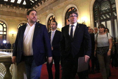 Imagen de archivo del expresidente y el exvicepresidente de la Generalitat, Carles Puigdemont y Oriol Junqueras, dirigiéndose al hemiciclo.
