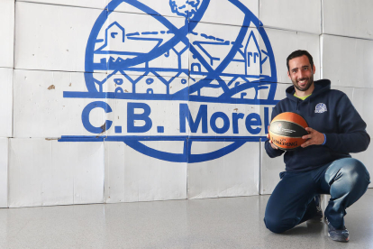 Gorka Bertran mostra, orgullós, l'escut del Club Bàsquet Morell.