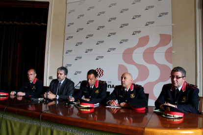 El inspector de los Mossos Jaume Morón (izquierda) y del sargento Xavier Cunillera (segundo por la derecha) en una rueda de prensa en el 2013.