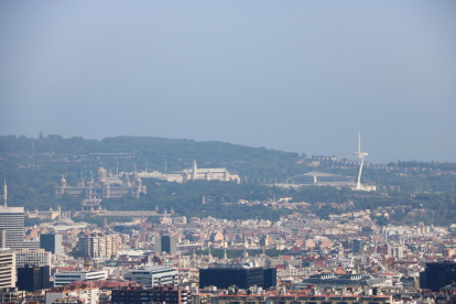 Barcelona amb la muntanya de Montjuïc amb boira per pol·lució al fons després que s'hagi declarat l'episodi per alta contaminació per partícules a Catalunya.