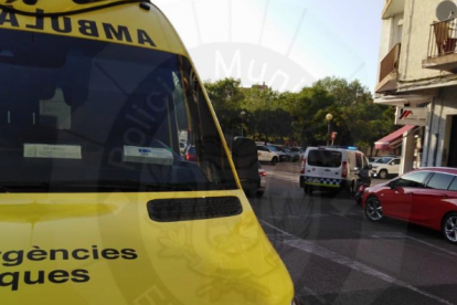 Al lugar de los hechos se ha desplazado una ambulancia del SEM y la Policía Local del Vendrell.
