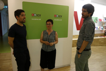 Los co-cordinadors nacionales de ICV, David Cid y Marta Ribas, y el portavoz Ernest Urtasun conversan en la sede de ICV.