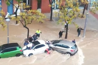 Una de les dues dones és rescatada mentre l'aigua tapa completament l'altra.