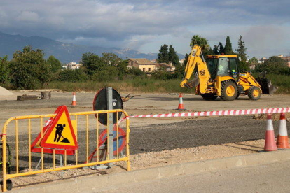 Una màquina al solar municipal on es construeix l'aparcament del sector de Quatre Camins de Tortosa.