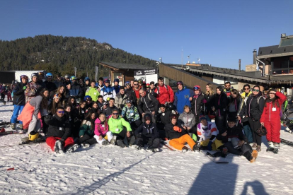 Una cinquantena de joves van participar a l'esquiada.