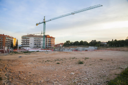 Solar que el Ayuntamiento cederá a la Generalitat para construir el futuro instituto-escuela.