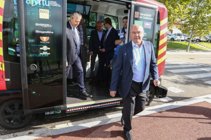 El alcalde de Reus, Carles Pellicer, bajando del autobús después del primer trayecto por la zona del Tecno Park.