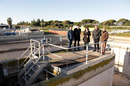 Visita de autoridades locales en las instalaciones de la depuradora de aguas residuales de Cambrils.