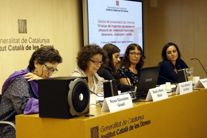 La presidenta del ICD, Núria Balada, con las especialistas de Tamaia Rosa González, Beatriu Masià, Rakel Escurriol y Carme Vidal, en una imagen de archivo.