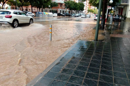 Imatge dels carrers de Tarragona plens d'aigua.