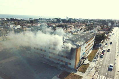 Imatge de l'incendi a la residència Montemar.