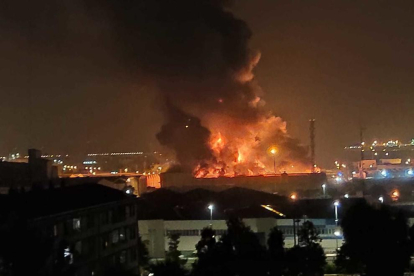 Imatge de l'incendi a les 5 de la matinada al polígon Entrevies de Tarragona.