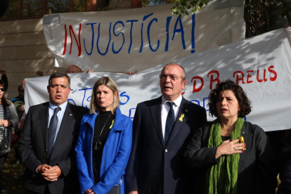 Tres dels portaveus investigats i l'alcalde, cantant 'Els Segadors' a la sortida del jutjat de Reus.
