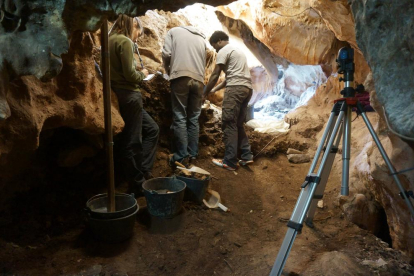 El equipo de arqueólogos trabajando en la cueva de los Xaragalls, en Vimbodí y Poblet.