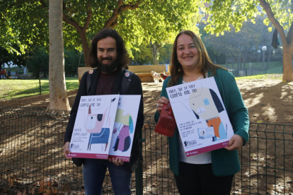 La concejala de Limpieza del Ayuntamiento de Tarragona, Ivana Martínez, y del ilustrador Josep Serra, con las imágenes de la campaña para que se limpien los orines de perros.