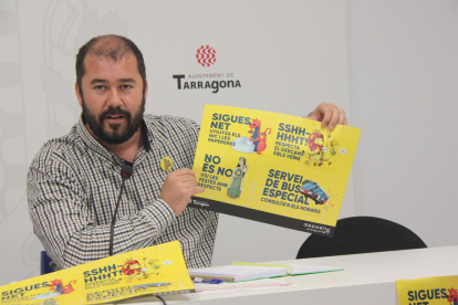 El portaveu de l'Ajuntament de Tarragona, Xavier Puig, sostenint el cartell que apel·la al civisme dels ciutadans durant les festes de Santa Tecla.