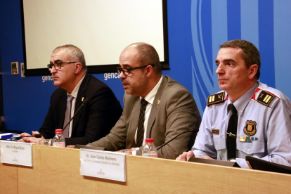 El conseller d'Interior, Miquel Buch, amb el director del SCT, Juli Gendrau, i el comissari Joan Carles Molinero.