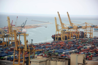 Imagen de los contenedores en el puerto de Barcelona durante la huelga de estibadores del 2017