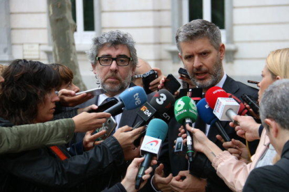 Els advocats Jordi Pina i Andreu van den Eynde, atenent els mitjans de comunicació a les portes del Tribunal Suprem el 8 de maig del 2019.