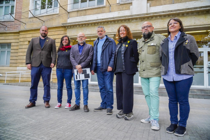 Membres de la candidatura d'Esquerra Republicana, ahir, a la plaça Imperial Tàrraco.