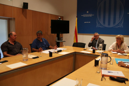 El delegat del Govern a les Terres de l'Ebre, Xavier Pallarès, a la dreta, parlant amb el representant del Copate, Joan Castor Gonell, durant la comissió de seguiment de la mosca negra.