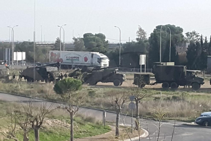 Imagen de los vehículos militares en l'Aldea.