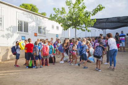 Alumnos en el patio de la Escola de l'Arrabassada en el primer día del curso 2018-2019.
