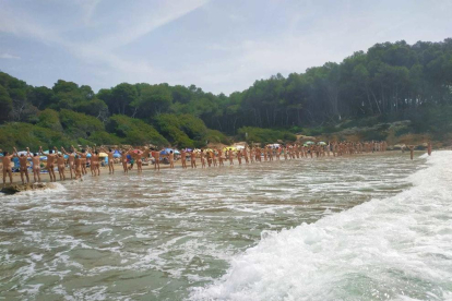 La cadena nudista en la playa Roca Plana de Tarragona.