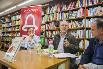 Juan Cal, flanquejat per Ricard Espinosa i Xavier Abelló, en la presentació del llibre a La Capona.
