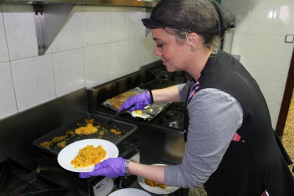 Imatge d'una de les voluntaries del menjador social de Bonavista