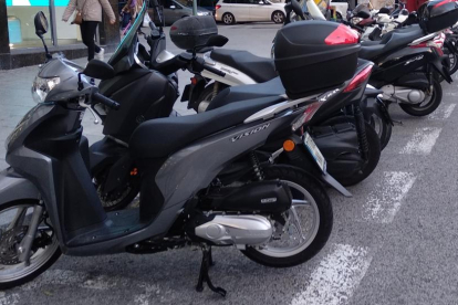 Imatge d'un aparcament de motos de la ciutat.